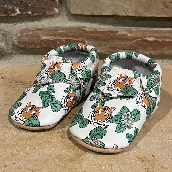 Freshly Picked Jungle Tiger Leather Moccasins - Green and White - Picture 1 of 6